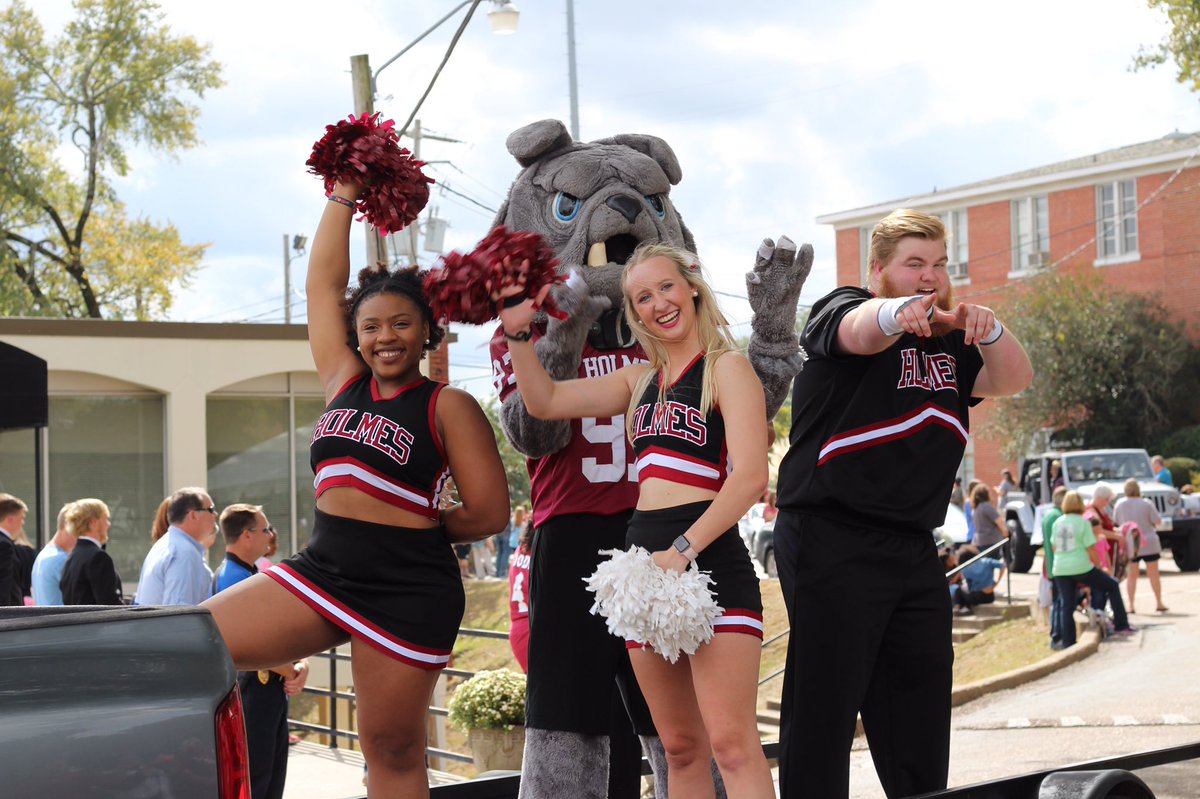 tubby___'s tweet photo. Homecoming was a HIT🐾🐶❤️ #ready5 #wedawgs💪🏽 https://t.co/qQtJu6d6Ks