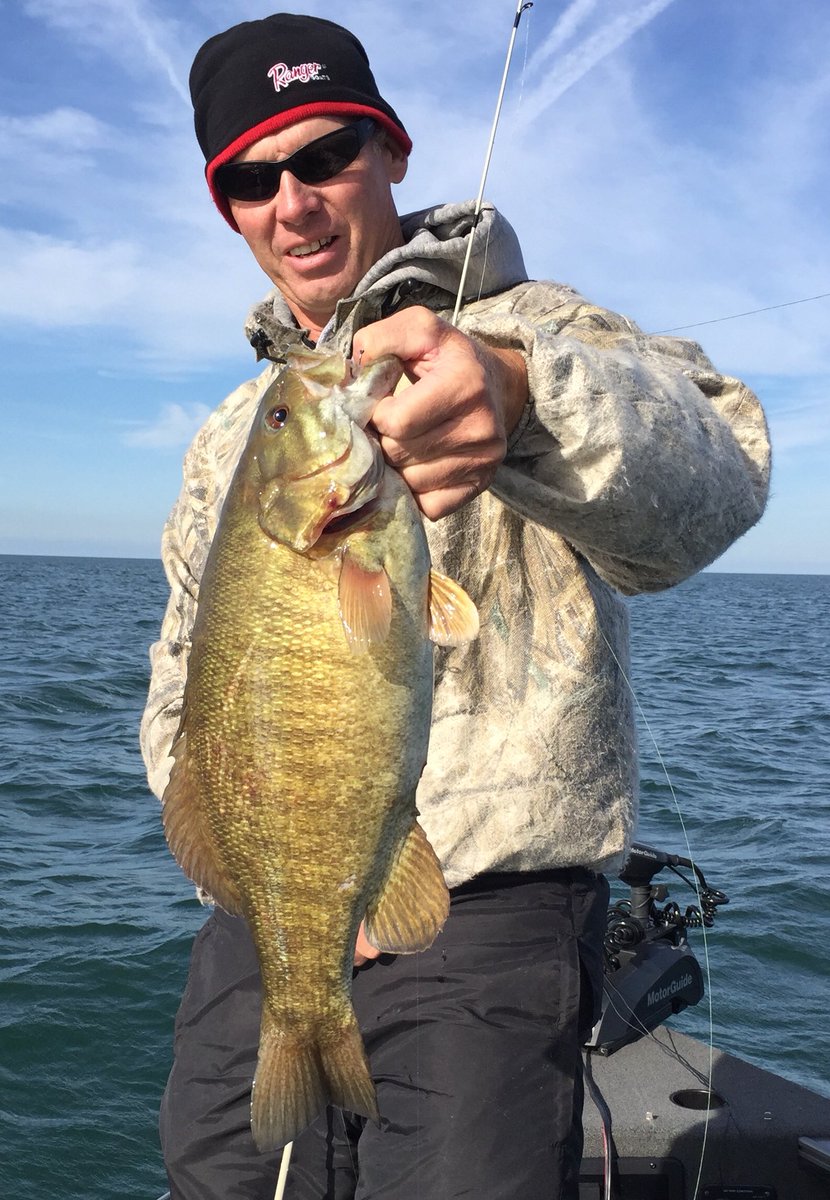 JimHanleyguide's tweet photo. Dave Gish with a 5lb plus #lakeerie #smallmouth. #mercurycatchoftheweek #mercuryproteam #bass #fishing https://t.co/Or3ITyPRLD