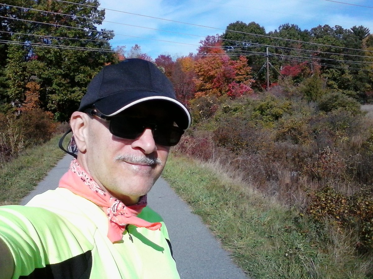 TMAN1108pm's tweet photo. #BruceFreemanRailTrail at #SunnyMeadowsFarm in #ChelmsfordMa. #IndianSummer2017 https://t.co/Q08MalsCtx