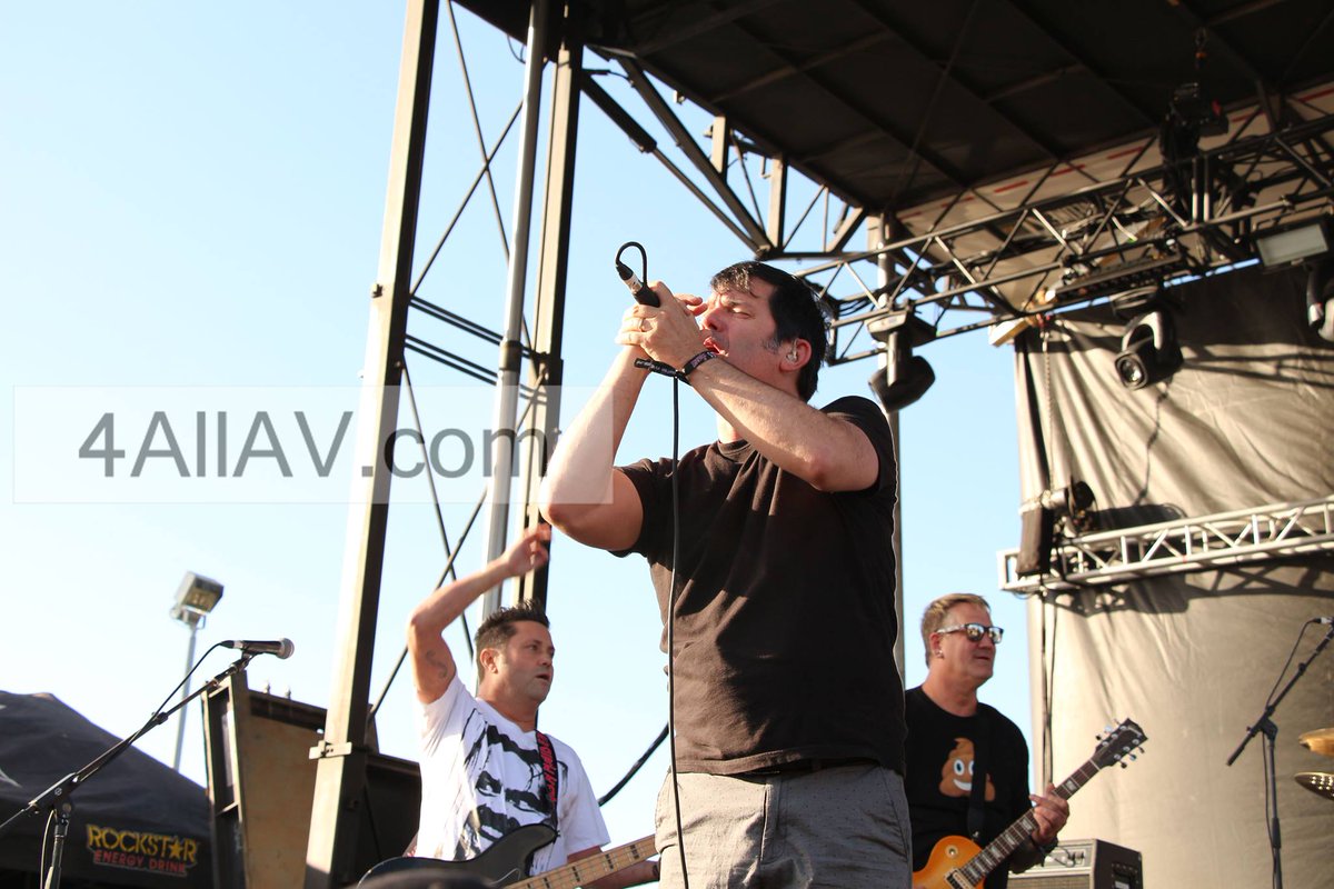 4AllAV's tweet photo. @lagwagon at #YeScallywag ! #91x @91X @hilahil . More photos to come from @4AllAV and @epicbeergirl #punk #punkrock https://t.co/hMW0ArN9i7