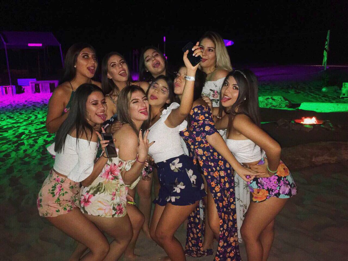 maiteveraes's tweet photo. #marefest #peques #mecaiosho #estoycoja #jugosemaracuya ❤❤❤❤❤ https://t.co/Zo2EzVg5GV