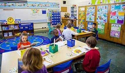 sophiefive5's tweet photo. This classroom is perfect for visual learners with the different posters and other visual aids to facilitate their learning style. #Sect0013 https://t.co/keIyq9VIzL