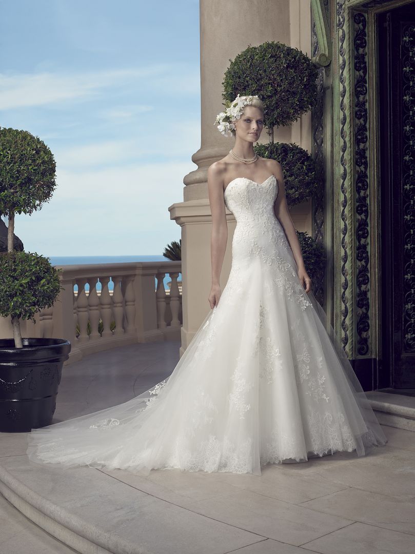 CasablancaBrida's tweet photo. 'Tis the season for sleeves! However, with #Style2203 -- you can have the best of both looks! // https://t.co/SMDLR50oQF https://t.co/9Le5uToG9t