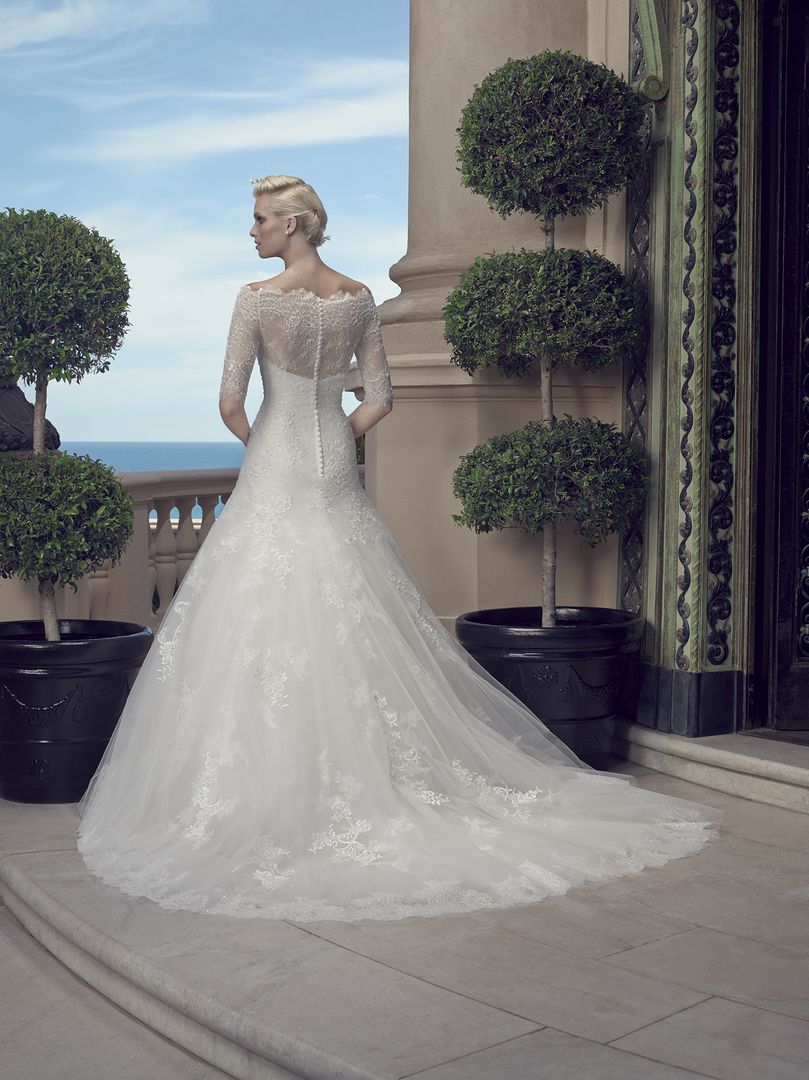 CasablancaBrida's tweet photo. 'Tis the season for sleeves! However, with #Style2203 -- you can have the best of both looks! // https://t.co/SMDLR50oQF https://t.co/9Le5uToG9t