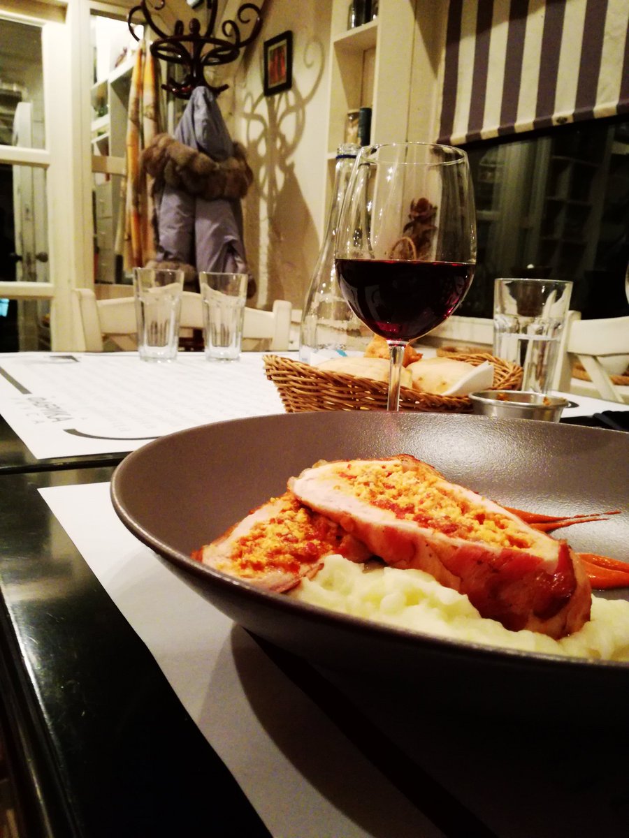 VINOIGRAD's tweet photo. Simpatično mesto @_M_F_U_ i neodoljivi #Magnus #VinarijeSapat u društvu sa ćurećim fileom. Živeli!!! #vinoigrad #vino #winelovers https://t.co/Q9A0wDAFlI