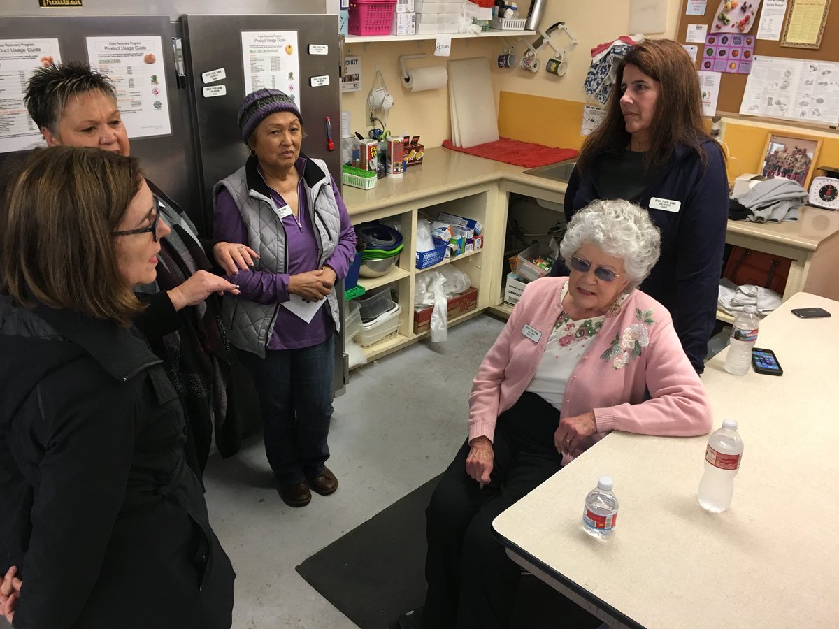 OregonGovBrown's tweet photo. So great to meet the volunteers at Brookings Food Bank. https://t.co/wO1WSpEaaF