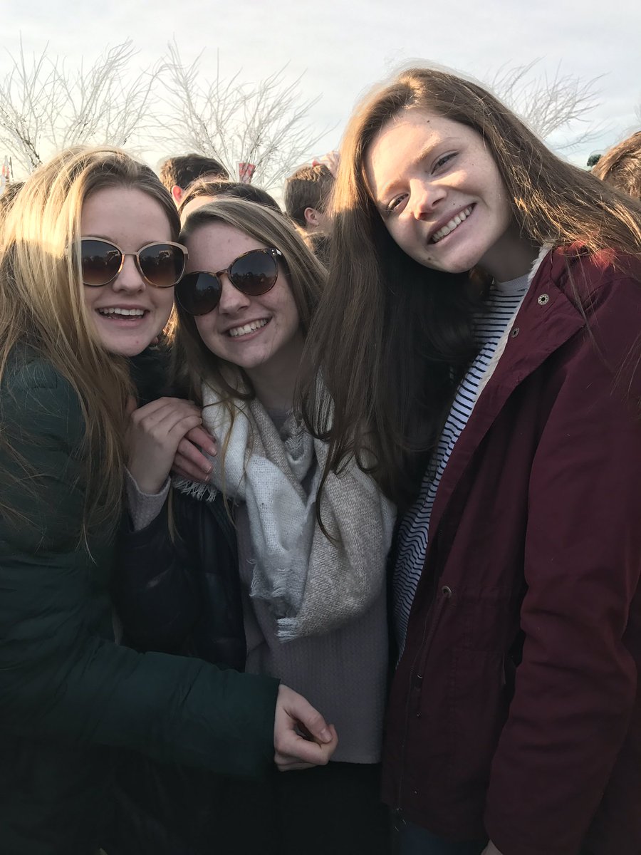 maddiesnell_'s tweet photo. Happy bday to two of my favorite people on the planet!!! I love u both so so much that I need a towel!! 🎊❤️ https://t.co/Q1sQkaD2ka