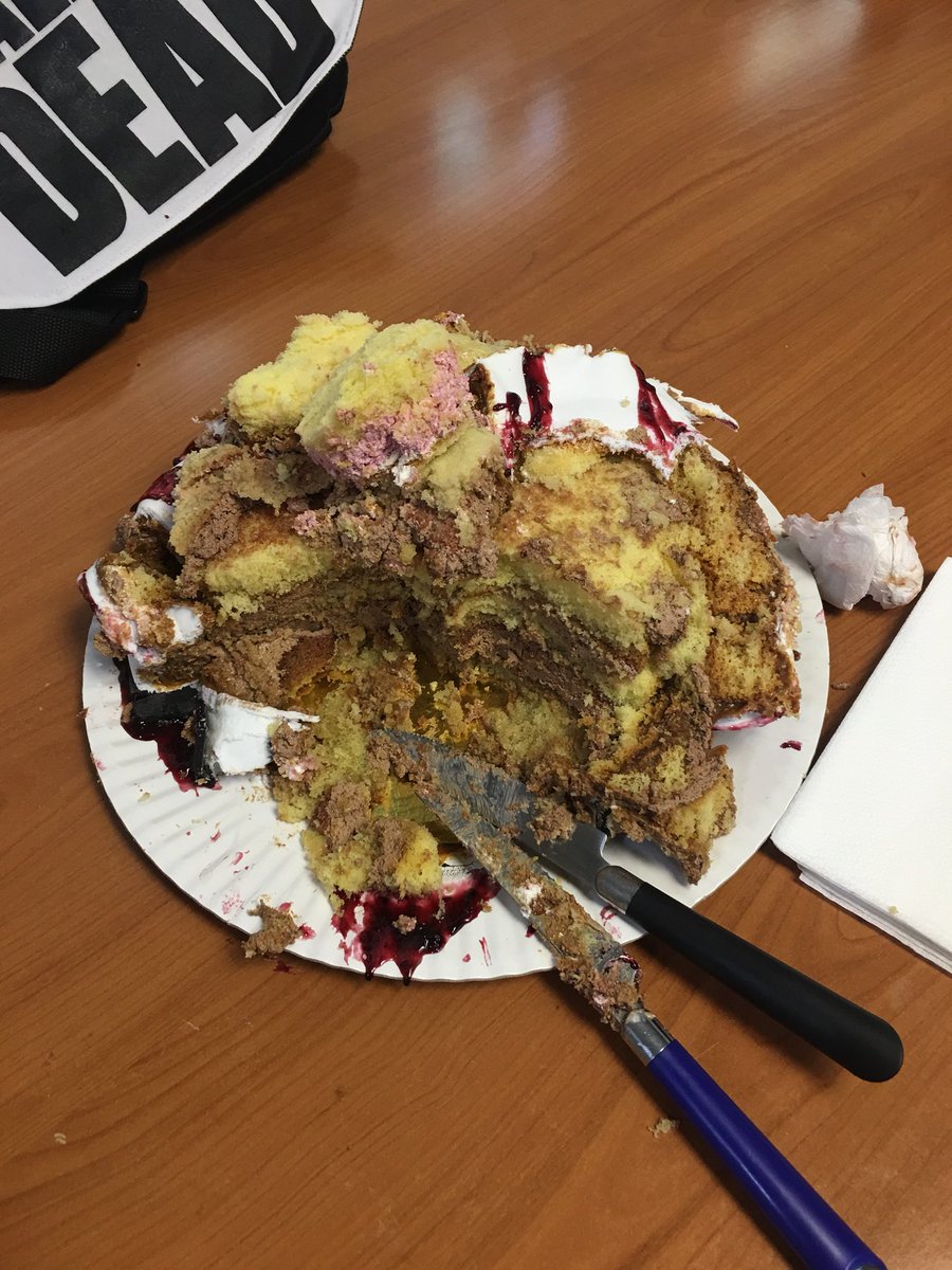 phd_uruguay's tweet photo. Así quedó la torta de la ansiedad que tenemos por el estreno de los 100 episodios en @FOXPremiumLat #TheWalkingDead  
#TWD #Temporada8 https://t.co/n8fnm3Fz2h