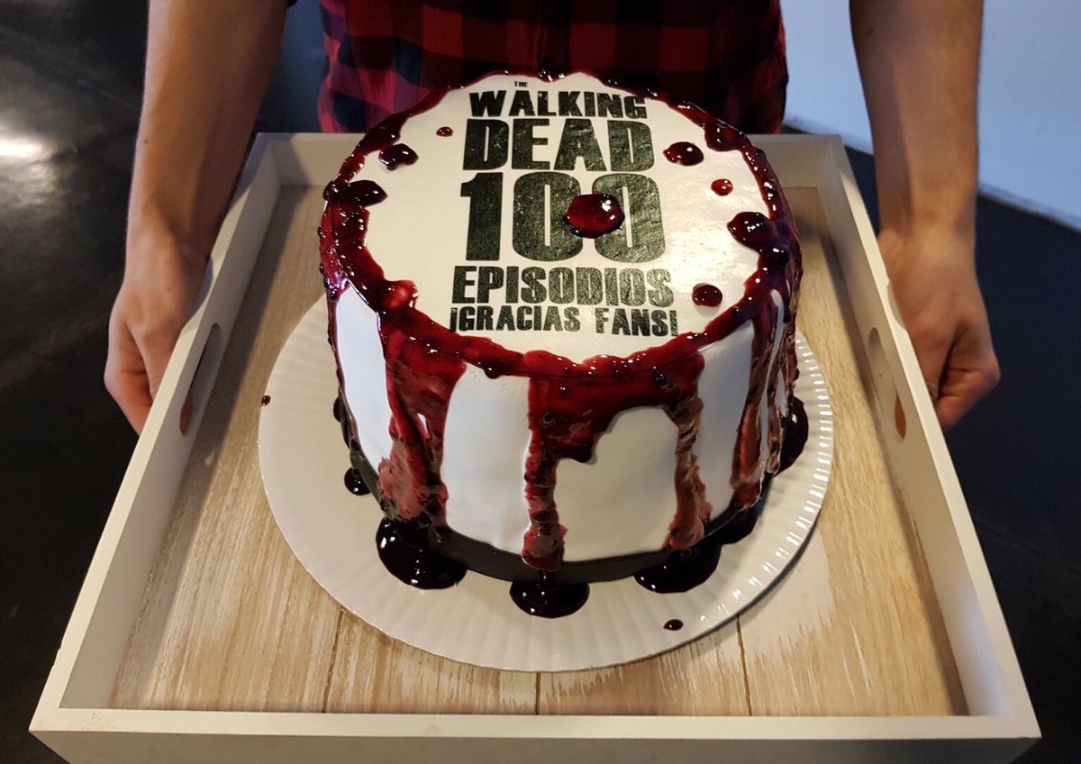 phd_uruguay's tweet photo. Así quedó la torta de la ansiedad que tenemos por el estreno de los 100 episodios en @FOXPremiumLat #TheWalkingDead  
#TWD #Temporada8 https://t.co/n8fnm3Fz2h