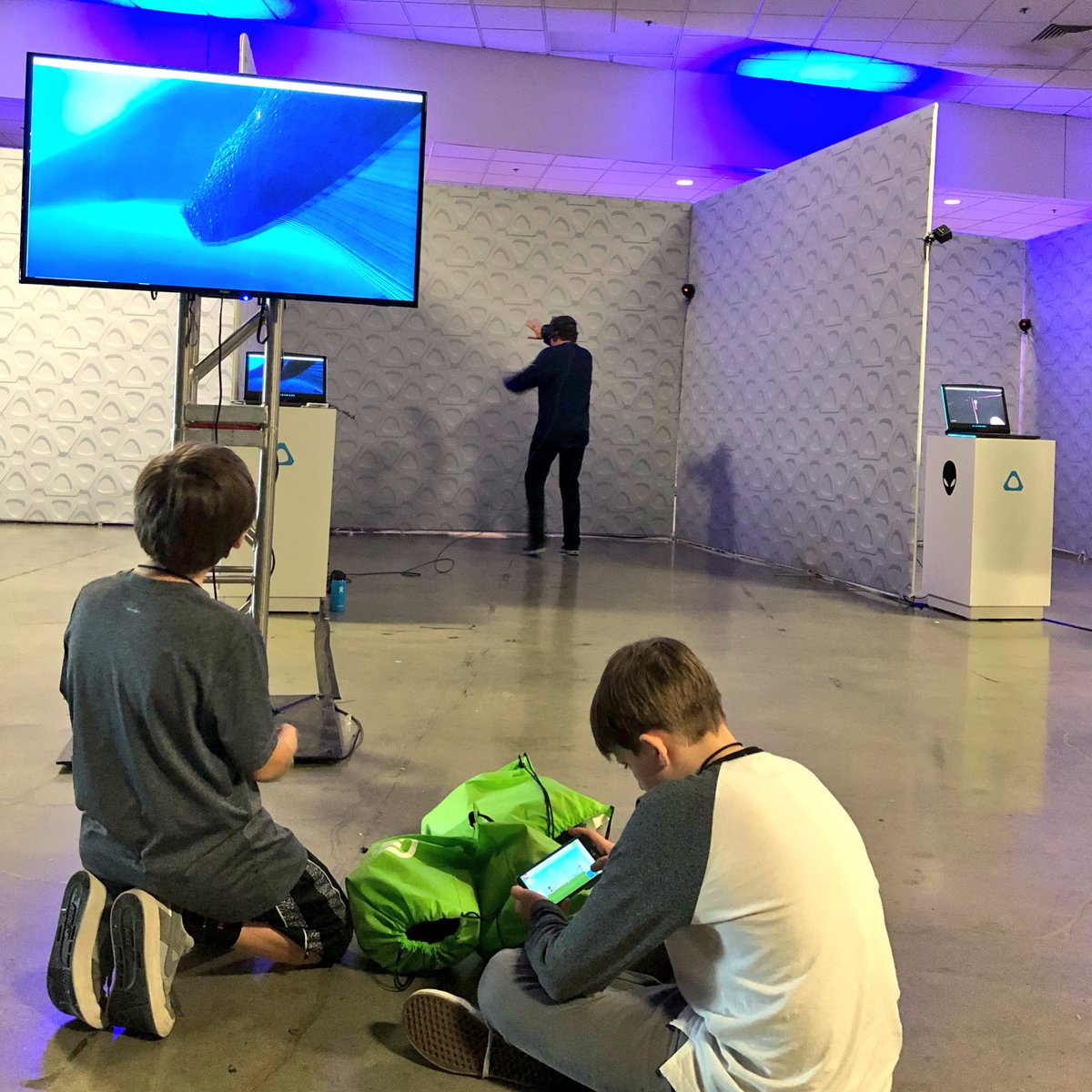 Allison_Lazar's tweet photo. #GE2Live family photo: Dad’s first #VR experience and the kids are guiding his swim through #theBlu! #HTCVive https://t.co/EjKuwqMv7C
