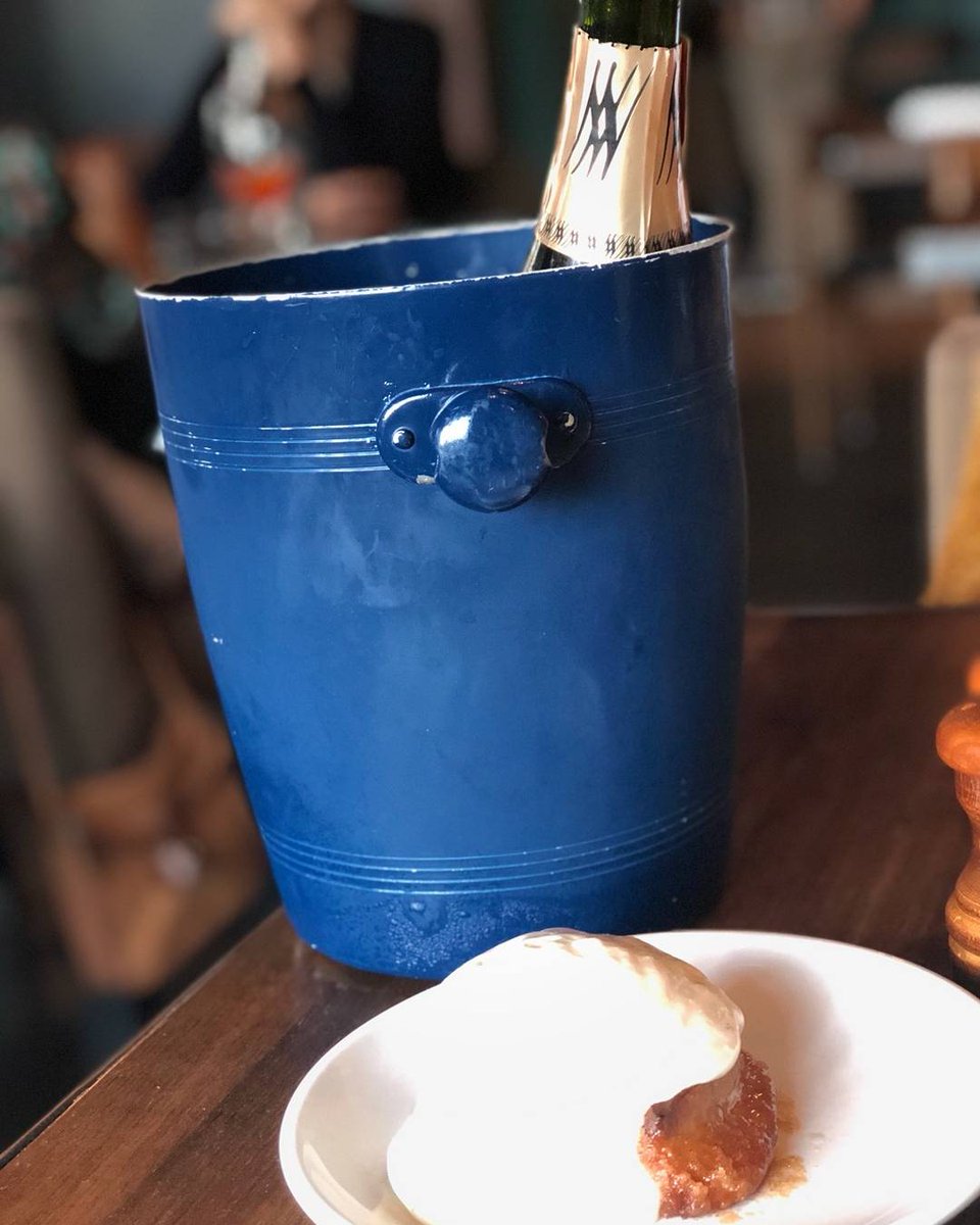 BestiesBrunch's tweet photo. Champagne x cinnamon roll x chicken biscuit x ESS Benedict 🍾🍗🍳 @ESSouth #bestiesbrunch #ESS #Atlanta #brunch #atlbrunch https://t.co/70vYT4Q0S1