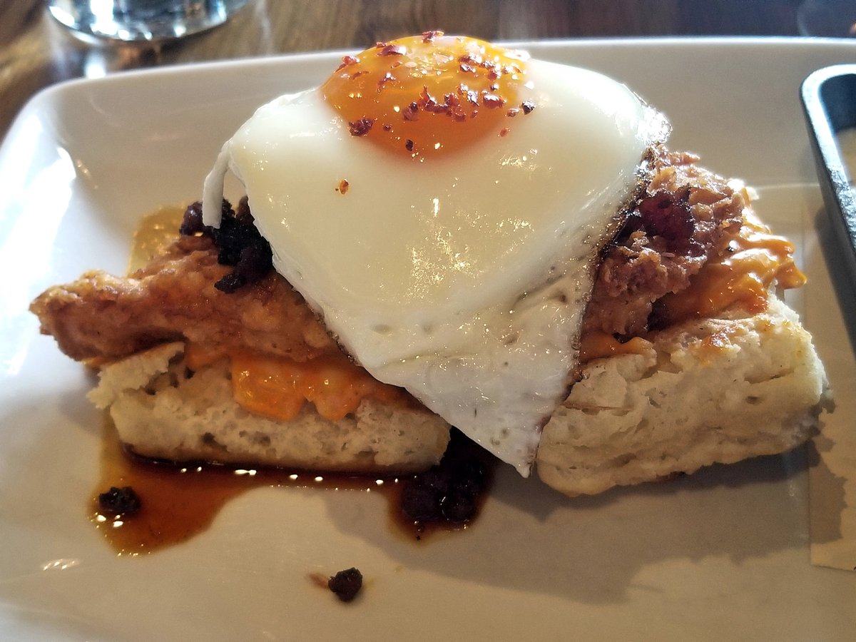 BestiesBrunch's tweet photo. Champagne x cinnamon roll x chicken biscuit x ESS Benedict 🍾🍗🍳 @ESSouth #bestiesbrunch #ESS #Atlanta #brunch #atlbrunch https://t.co/70vYT4Q0S1