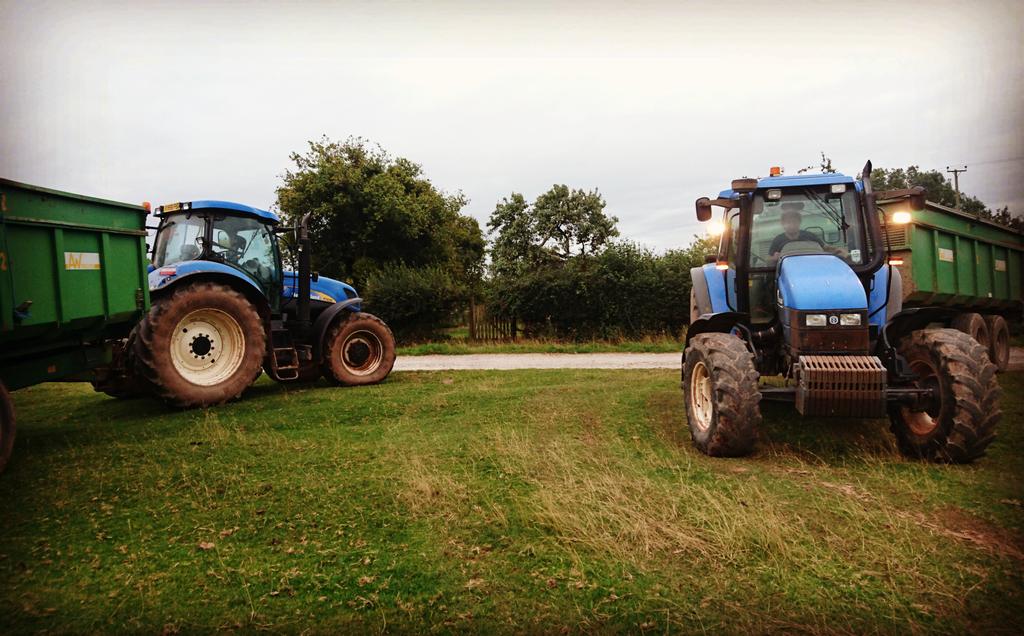 Oak_Con's tweet photo. Team blue during harvest with the 7030 and TS115 #BuiltinBritain  #100Blue #Farming https://t.co/F8gJeYSWHv