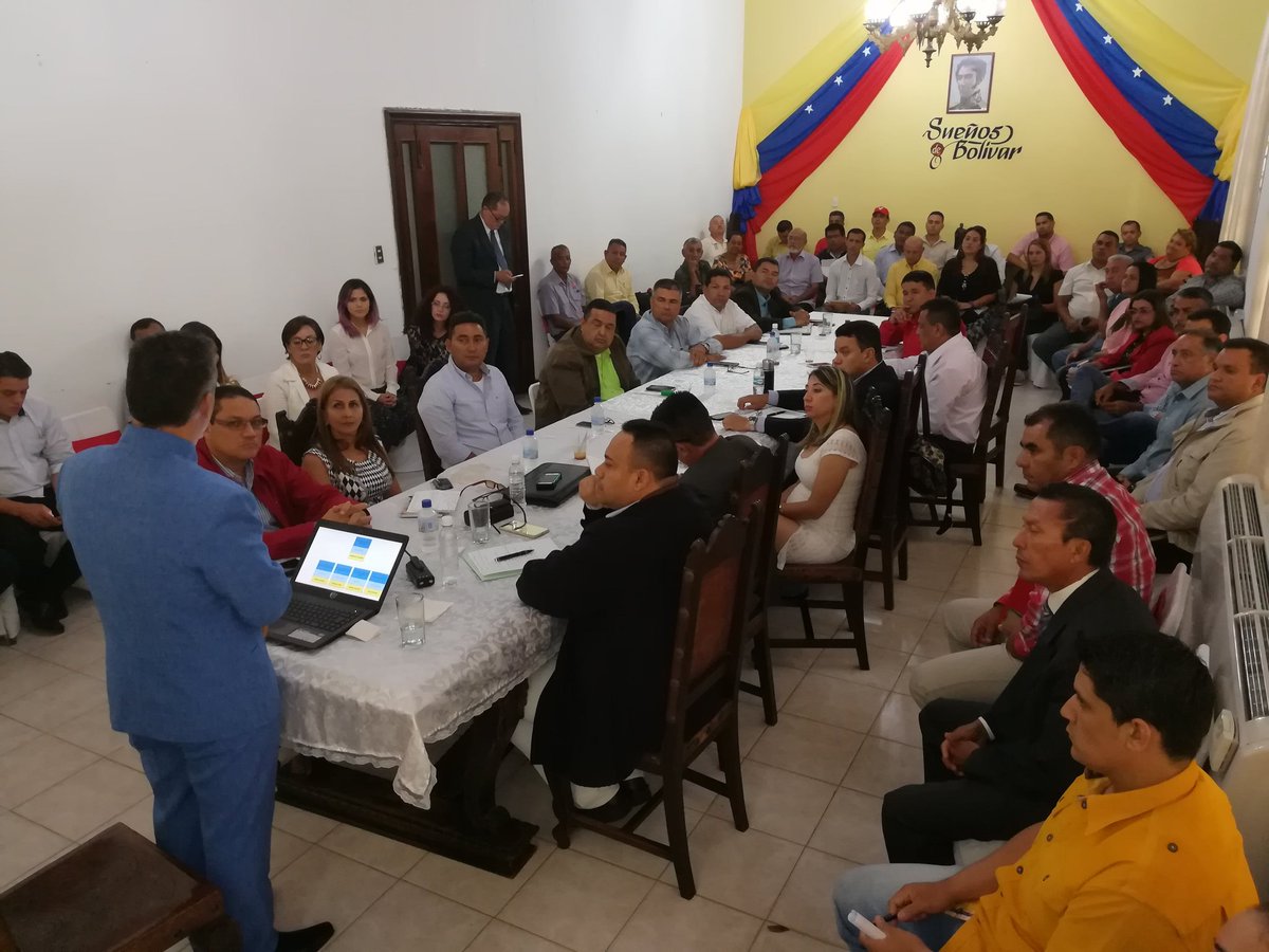 rafaelcalles's tweet photo. Desde ya dando las instrucciones a nuestro tren ejecutivo, para que cada uno desde su puesto trabaje en por los portugueseños @nicolasmaduro https://t.co/TBbdBu0fkJ
