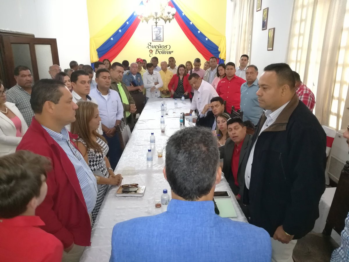 rafaelcalles's tweet photo. Desde ya dando las instrucciones a nuestro tren ejecutivo, para que cada uno desde su puesto trabaje en por los portugueseños @nicolasmaduro https://t.co/TBbdBu0fkJ