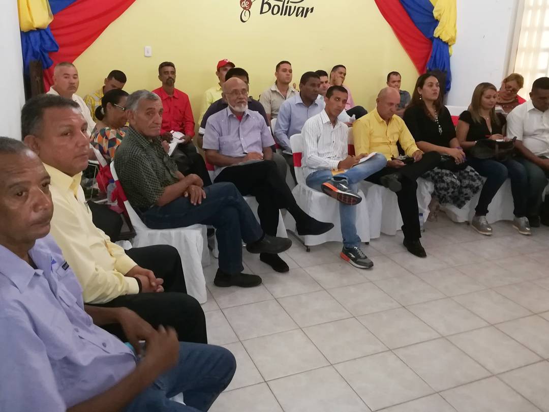 rafaelcalles's tweet photo. Desde ya dando las instrucciones a nuestro tren ejecutivo, para que cada uno desde su puesto trabaje en por los portugueseños @nicolasmaduro https://t.co/TBbdBu0fkJ