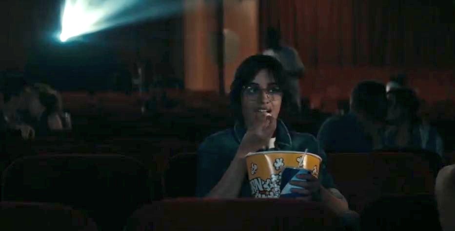 bangerz_a's tweet photo. se dieron cuenta que en el cine hay parejas chapando mientras camila está comiendo su pop corn, es yo en la vida #HAVANAtheMOVIE https://t.co/vTIVZf1iQf