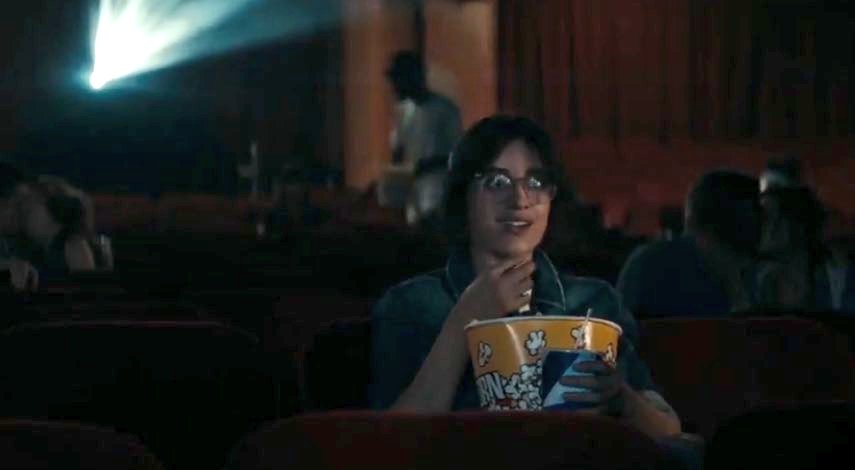 bangerz_a's tweet photo. se dieron cuenta que en el cine hay parejas chapando mientras camila está comiendo su pop corn, es yo en la vida #HAVANAtheMOVIE https://t.co/vTIVZf1iQf