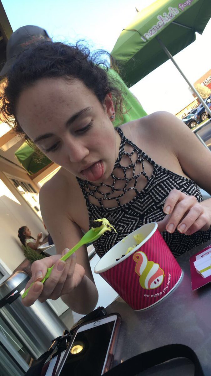_androd_'s tweet photo. happy birthday jules!! i hope you have an amazing day!! 🎈🎁🎉 @juliana_potts98 https://t.co/URZzl9OeYM