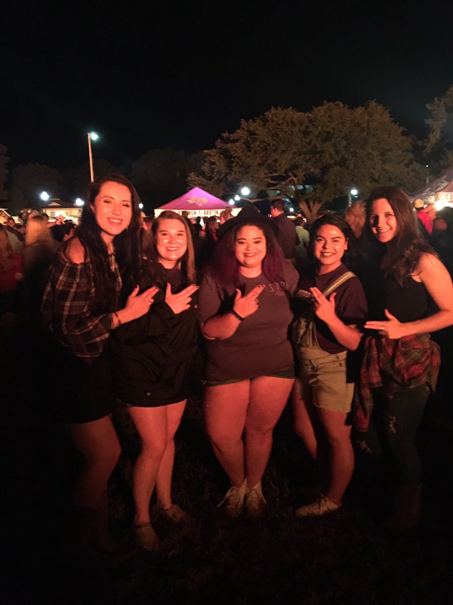 SFAGenJacks's tweet photo. Homecoming 2017💜 #SFA https://t.co/WYmZbrnZha