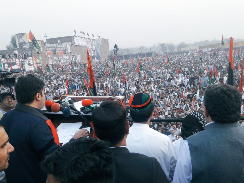 RidaBaloch's tweet photo. Chairman #PPP @BBhuttoZardari addresses huge public gathering in #Peshawar #NA4 #22Oct2017
https://t.co/nLsqx0LE8h https://t.co/l6ZI8TfIfN