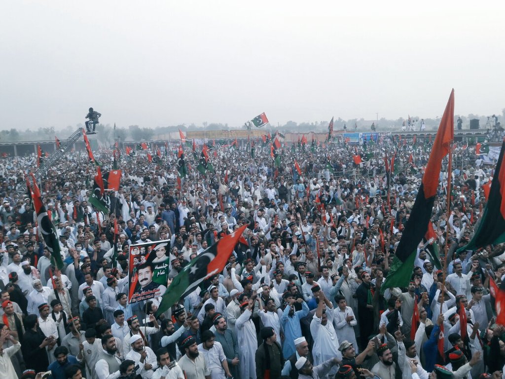 RidaBaloch's tweet photo. Chairman #PPP @BBhuttoZardari addresses huge public gathering in #Peshawar #NA4 #22Oct2017
https://t.co/nLsqx0LE8h https://t.co/l6ZI8TfIfN