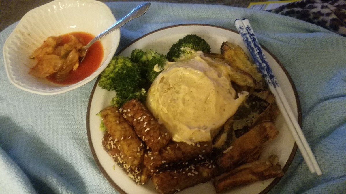 BattyCat_87's tweet photo. Who needs to get yucky greasy takeout #govegan #veganvampire #yum #VeganInTraining https://t.co/YiTWl0WVkV