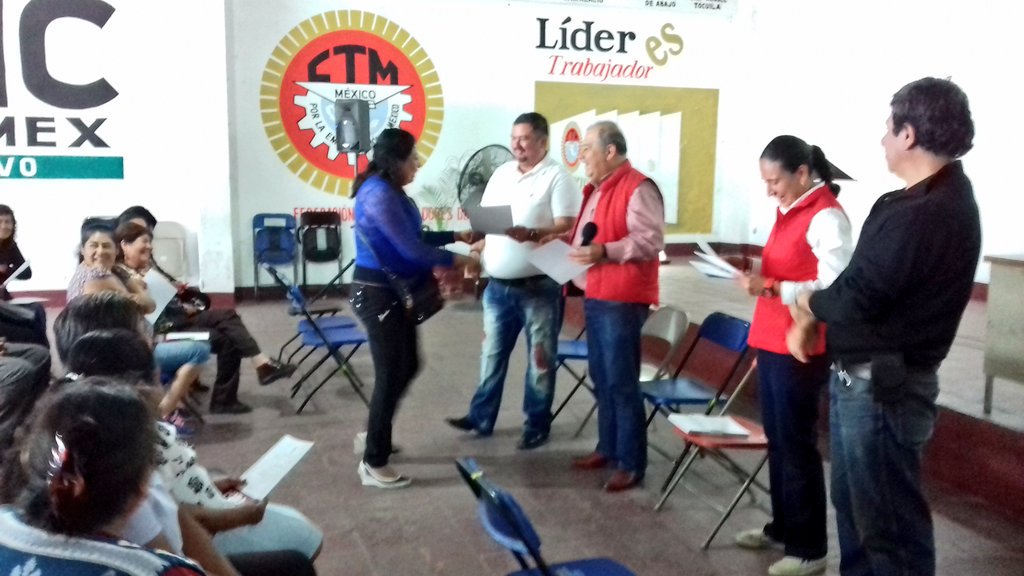 ComitePriTex's tweet photo. Entrega de reconocimientos a nuestros militantes del #PRITexcoco. ¡Vamos con todo rumbo al 2018!. https://t.co/5aeztY72in