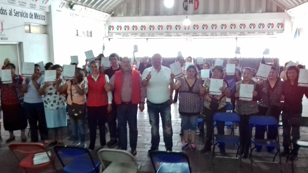 ComitePriTex's tweet photo. Entrega de reconocimientos a nuestros militantes del #PRITexcoco. ¡Vamos con todo rumbo al 2018!. https://t.co/5aeztY72in