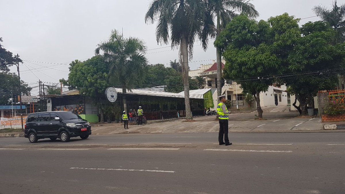 Pengaturan pagi personil ditlantas dan giat penindakan yang melanggar aturan lalu lintas R2(motor) yang tidak mengenakan helm #promoter