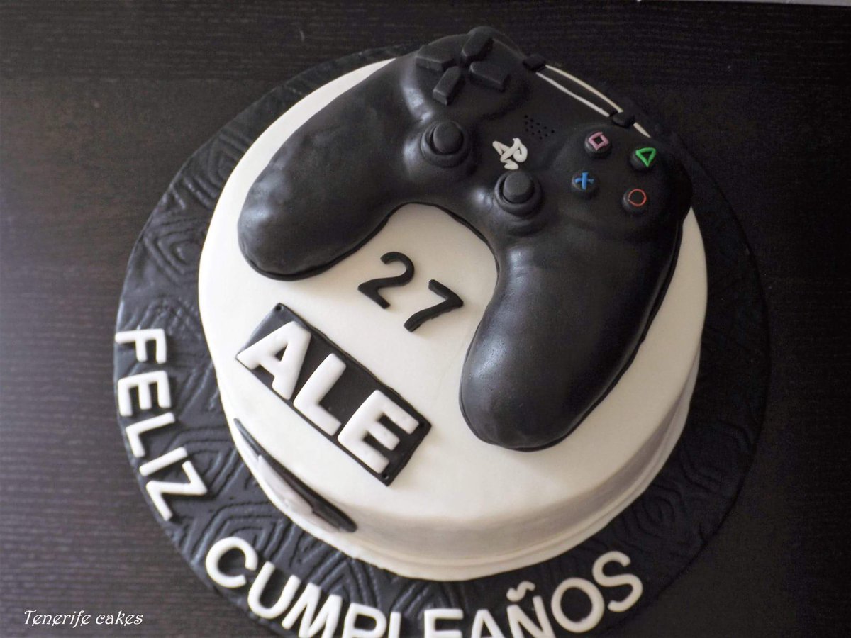 TenerifeCakes's tweet photo. Tarta Fondant Mando PlayStation https://t.co/Ao00pvAEtu