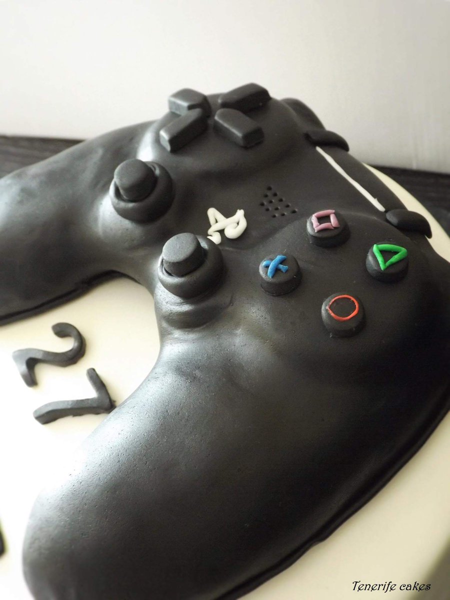TenerifeCakes's tweet photo. Tarta Fondant Mando PlayStation https://t.co/Ao00pvAEtu