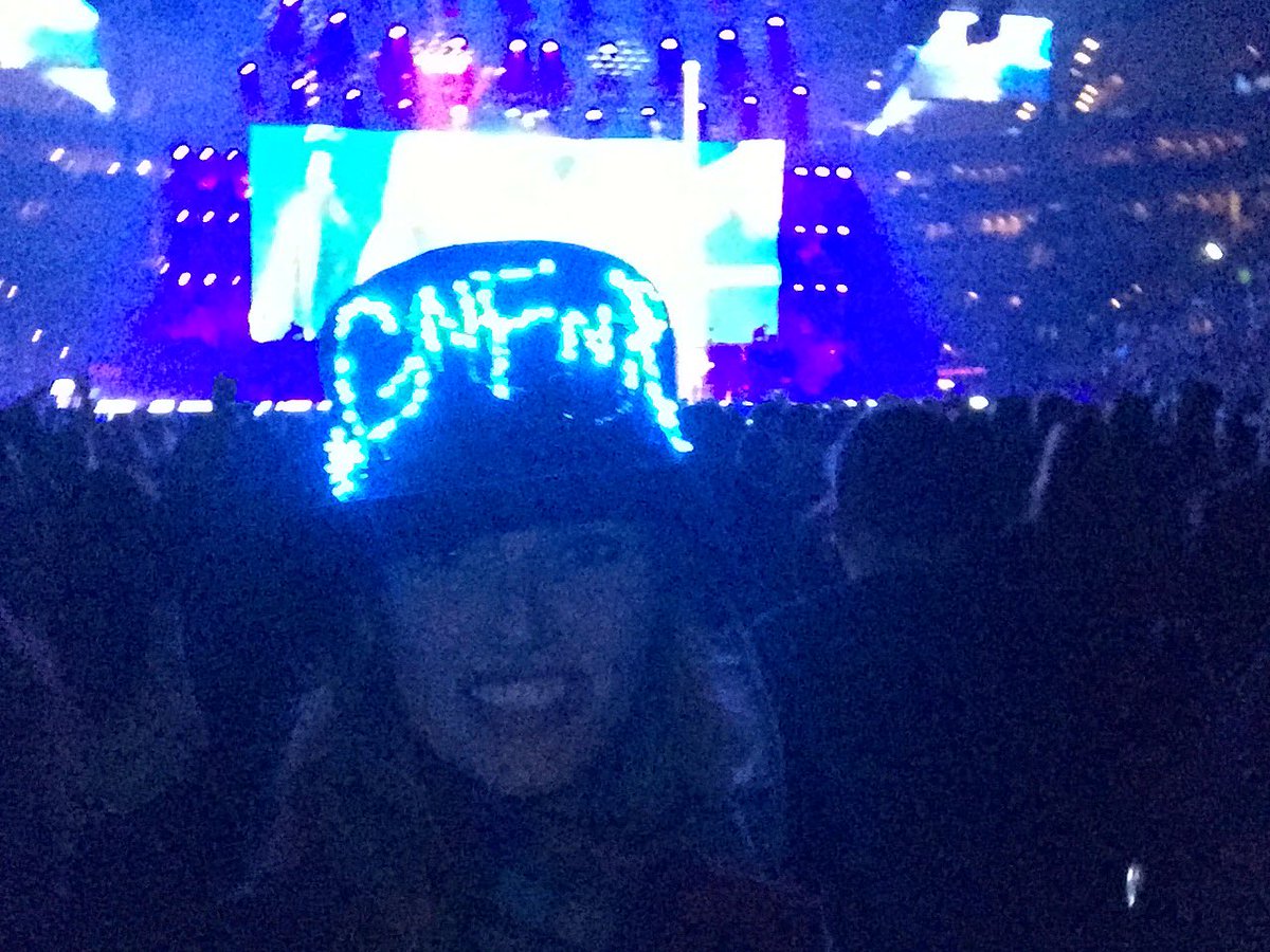 melbrown6's tweet photo. Coast to coast; love y'all the most!!  Orlando show, the Gorge, so glad you're here tonight!  #GnFnR https://t.co/nS5WiURilc