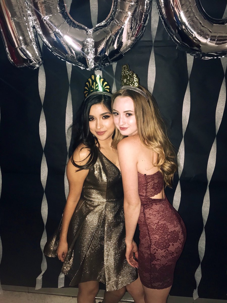Beccaaa_Babeeee's tweet photo. hoco 🎈💛 https://t.co/T1LpIq2dD6