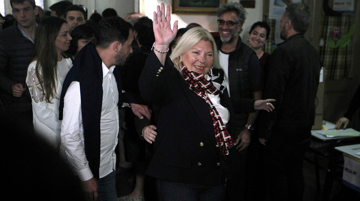 todonoticias's tweet photo. #Decisión2017: Elisa Carrió arrasa en la Capital con más del 50% de los votos https://t.co/BjbCdLas26 https://t.co/PhDm5OLKlO