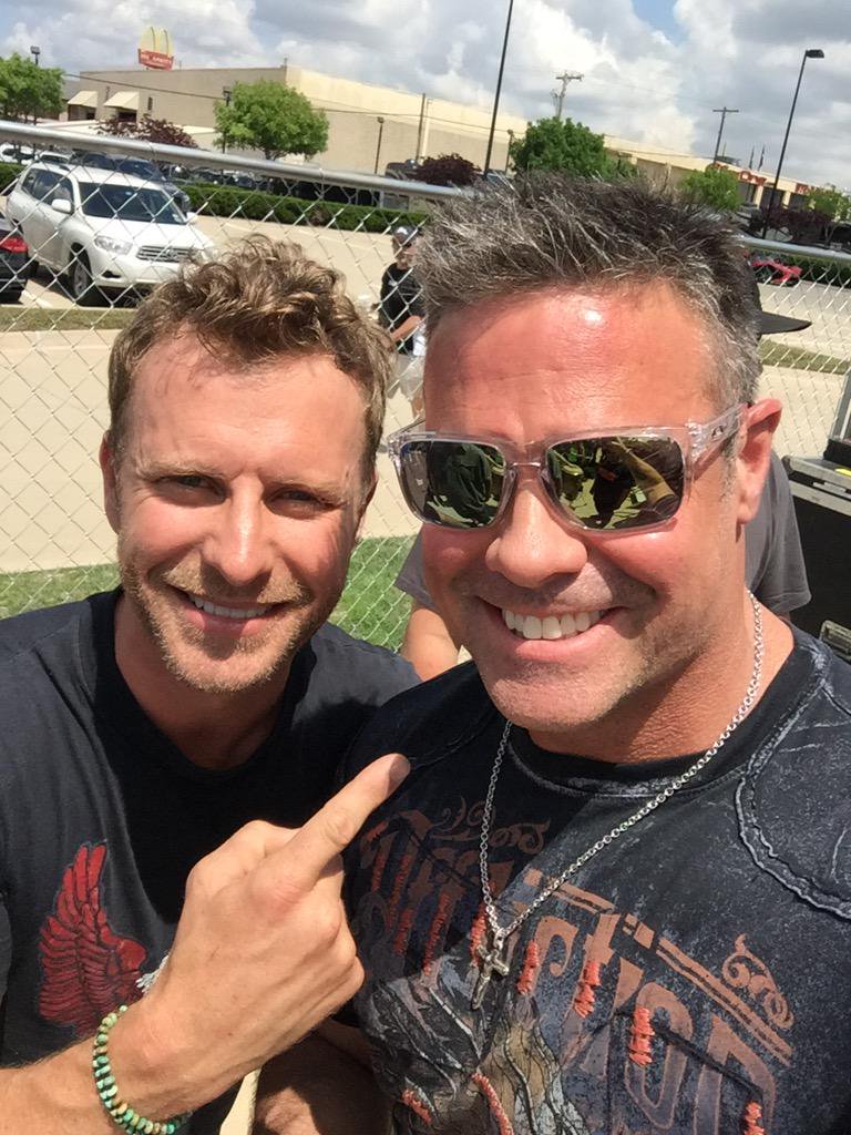 SusanS1313's tweet photo. @Lorriehouston12 @mgunderground @T_RoyMG @FirebirdBo @LuckymanEddie Day 35 of #50daysofTroy Yes, @DierksBentley, Troy is the man, always will be!!! #riptroygentry https://t.co/m0qEvUibnK