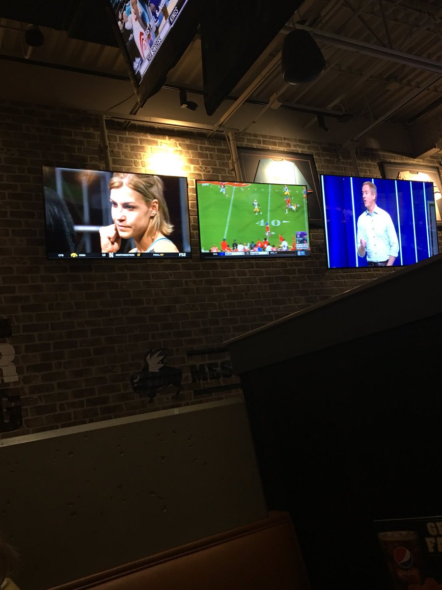 JeremyLudwig's tweet photo. Wings at midnight. Women’s boxing, college football &amp; of course, an @AndyStanley message. #bdubs https://t.co/QMos6nHust