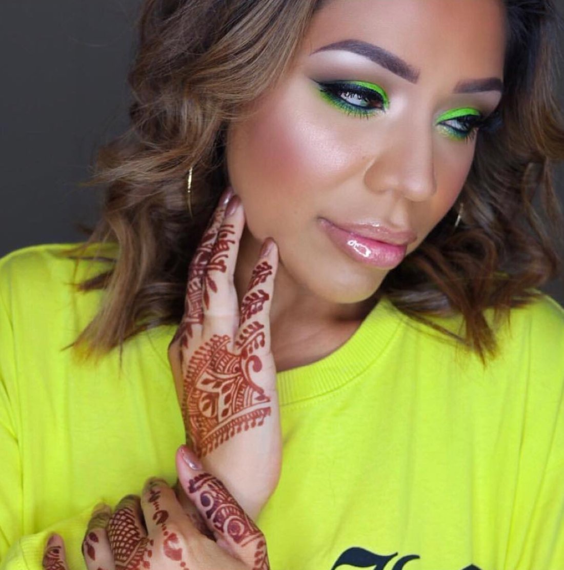 Neon Vibin ⚡️⚡️
#FrendsBeauty @daniexpertmua
Showing Off A Bold &amp; Beautiful Glam with Pops Of Neon.
Shop Online @frendsbeauty