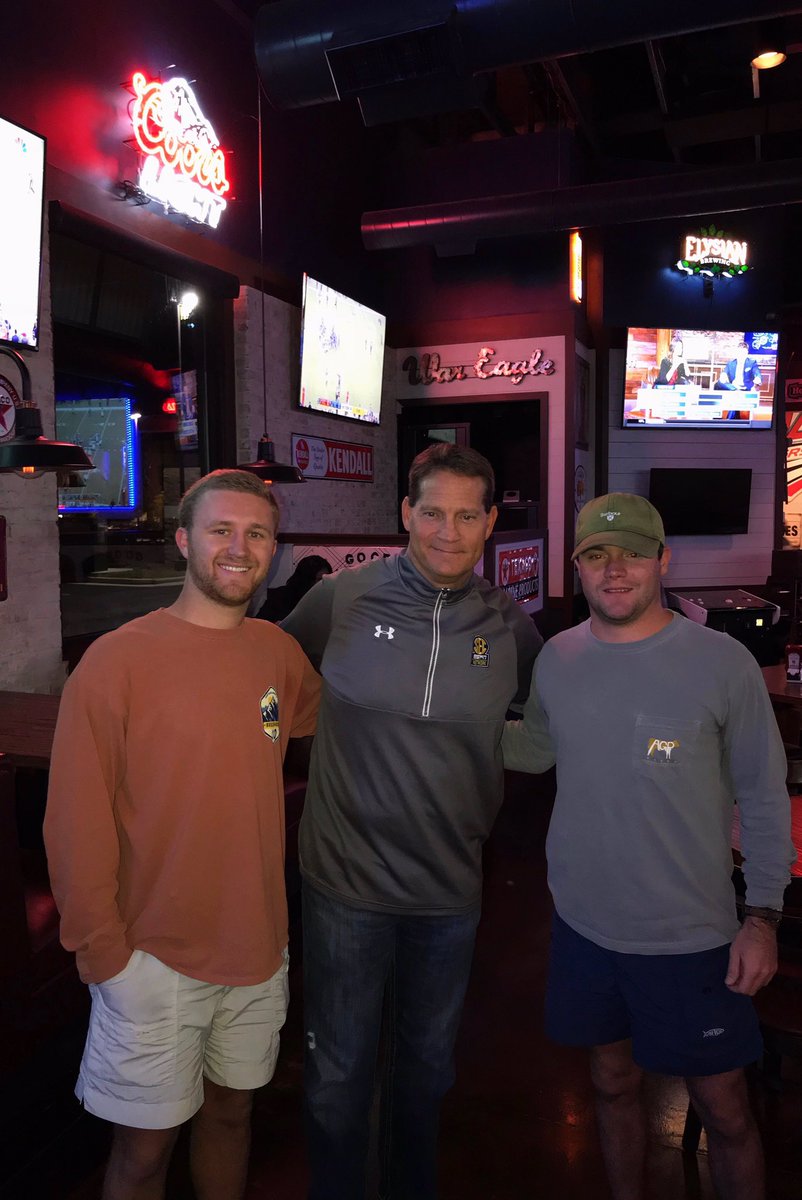 Glad me and @Trevor_Conner14 got to see Gene Chizik catching a buzz at Wild Wings tonight!