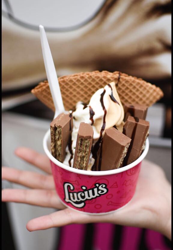 LuciusFoodtruck's tweet photo. Una vez que probas el #ChocoPause no lo cambias por nada
Yogur con una barra entera de @chocolatesmilka chips de chocolates y salsa mixta 🐮🕶 https://t.co/EiF02jUONm