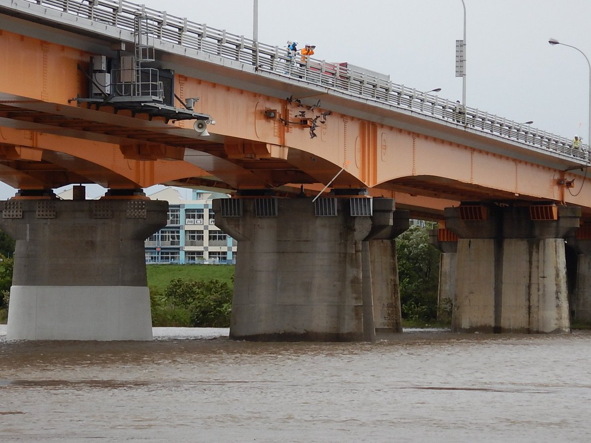 国土交通省 荒川下流河川事務所 台風21号 の降雨により 荒川 の水位が上昇しています 現在 笹目橋 新荒川大橋 西新井橋 荒川 志茂橋 新河岸川 の地点で 川を流れる水の量を測っています 流量観測
