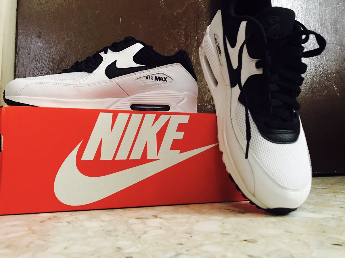 YaayoRocha's tweet photo. Mis nuevos bebes 😍
#AirMaxMotion
#AirMax90
#RosheOne https://t.co/iYd9GTFV5M