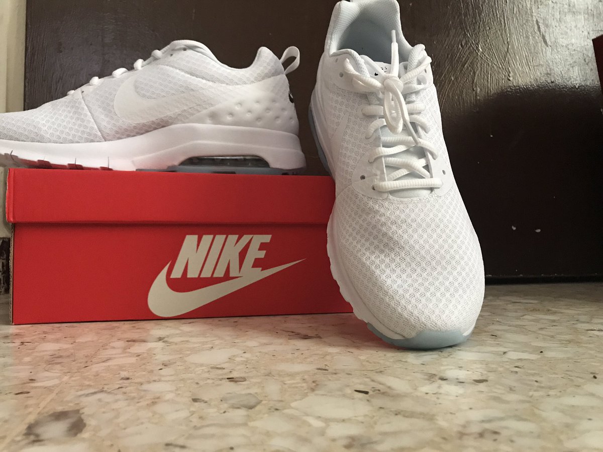 YaayoRocha's tweet photo. Mis nuevos bebes 😍
#AirMaxMotion
#AirMax90
#RosheOne https://t.co/iYd9GTFV5M