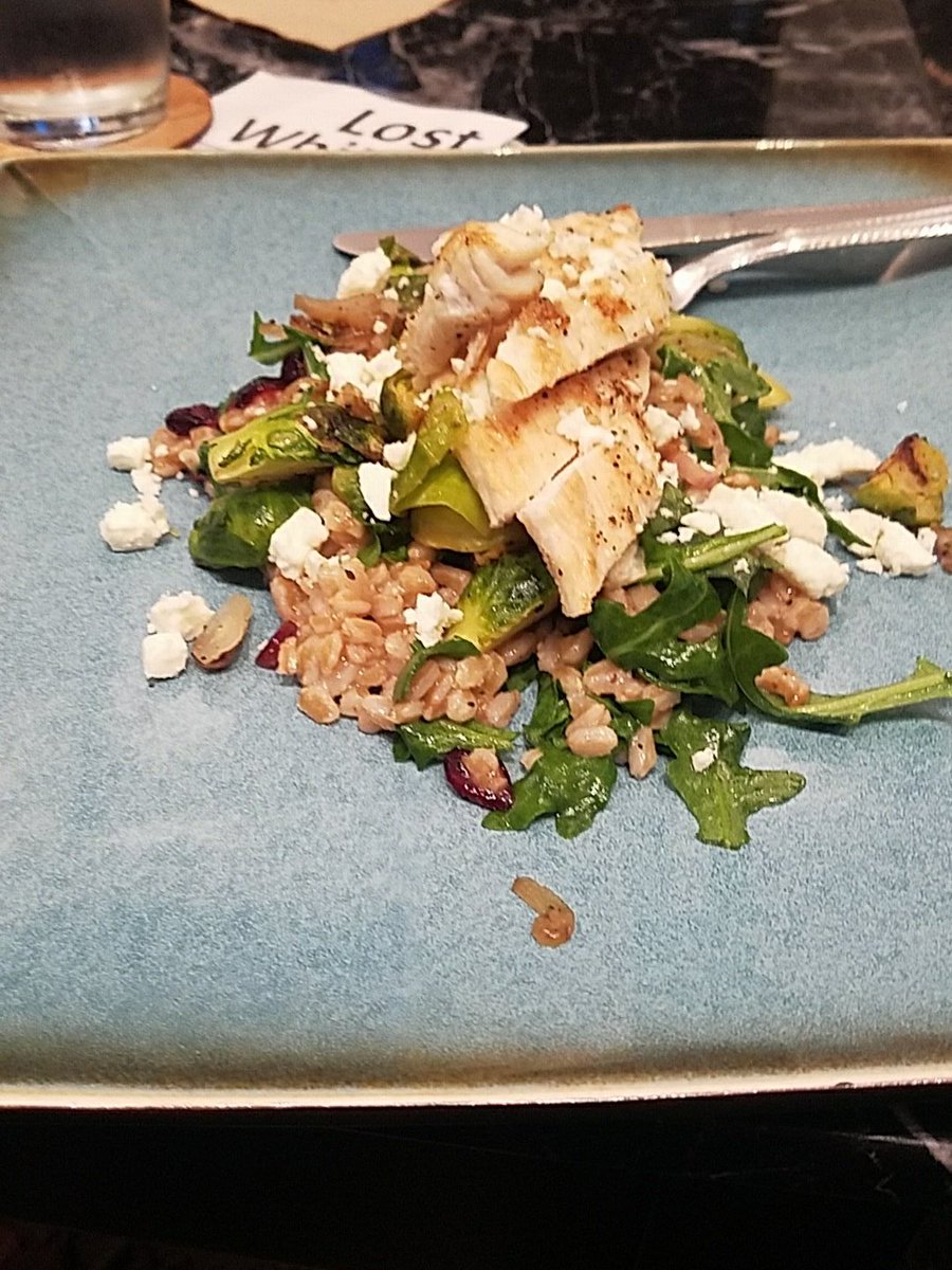Justina_Logozzo's tweet photo. I may not recieve @HelloFresh meals anymore, but saving the recipes was clutch. The Bountiful Barley Bowl plus chicken. #proteinfordays https://t.co/LuZVh9X0m5