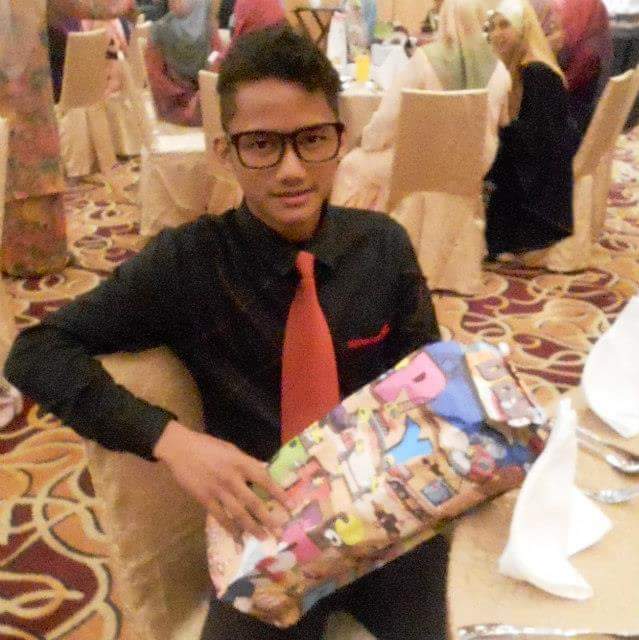 khaiazmi's tweet photo. 5 tahun lalu berat badan 52kg je.. skang ni dah 62kg dah..
#hipster #kerinting https://t.co/GAK3DZK6d6