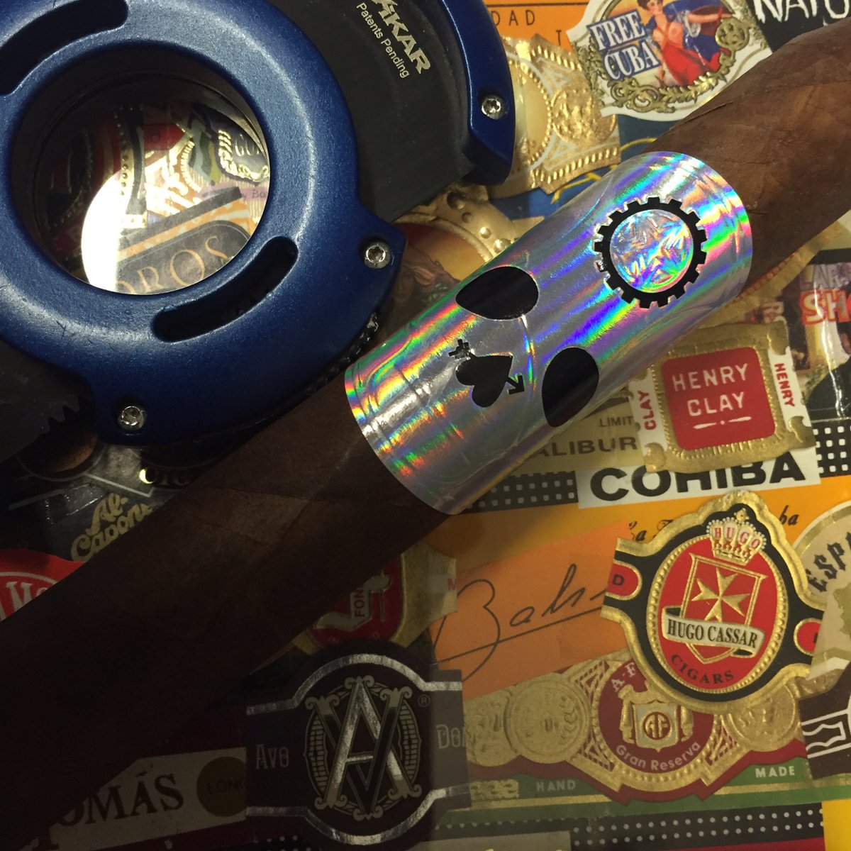 Enjoying this <a href="/FoundryCigars/">Foundry Cigars</a> #TimeFlies 😚💨💨