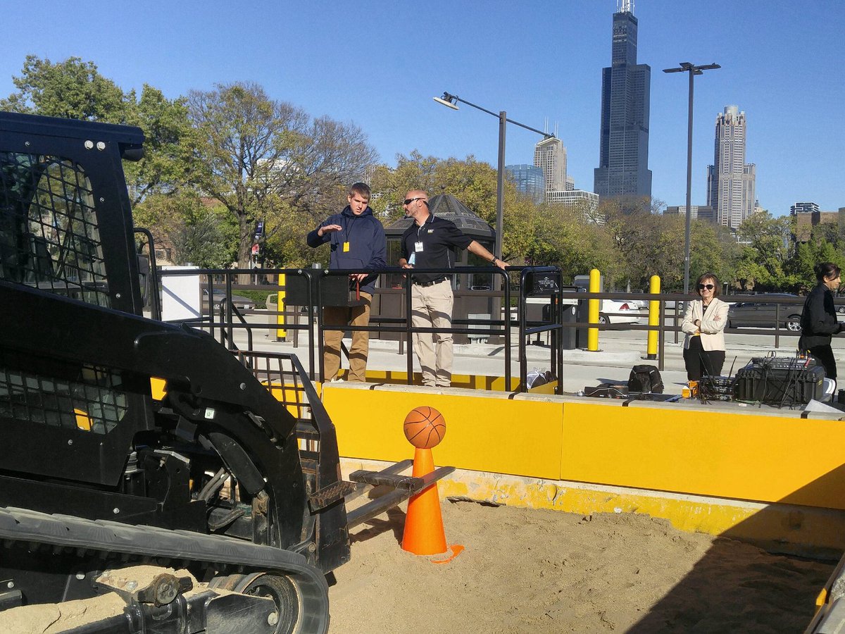 Lizah414's tweet photo. What am amazing experience for @r1chard___ ! Thanks @chicagoideas #CIW2017 https://t.co/3C4RRbfOC4