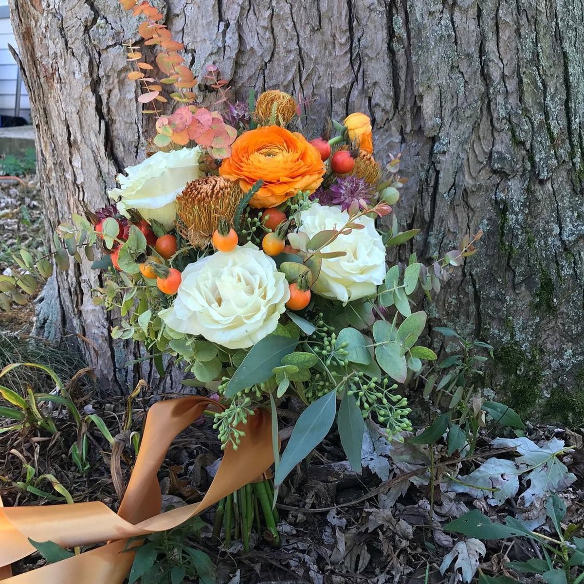 OurWeddingsMag's tweet photo. Crushing on the bridal bouquet made for @clavicle_mavicle bridalshoot by @tameflorals #OurWeddingsMagazine #fallwedding #fallweddingseason https://t.co/SKaR0rkTnr