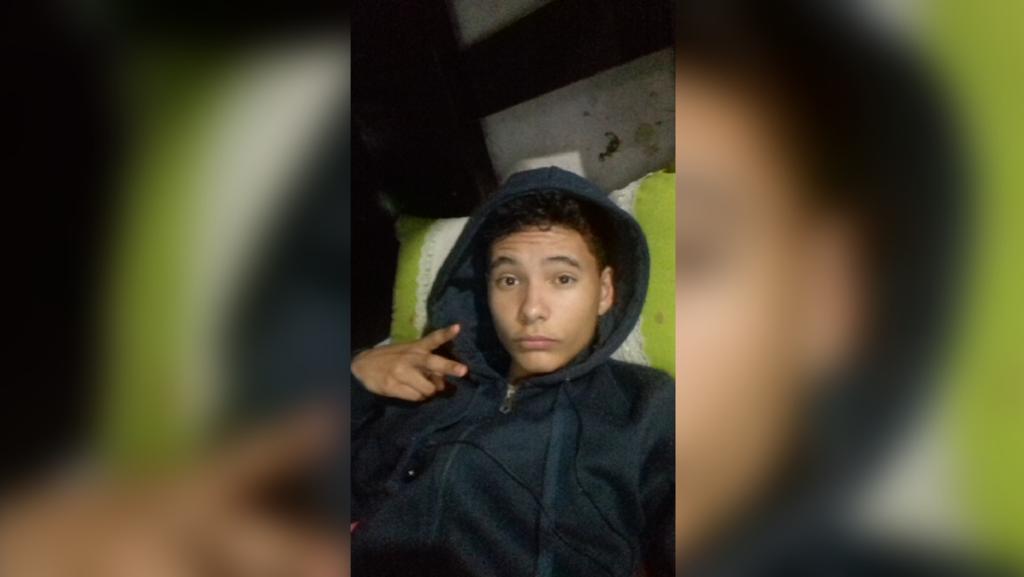 robsonrique's tweet photo. TEM QUE ACORDAR SEDO AMANHÃ!! PARA IR PARA A ESCOLA!! MAS COM ESSA CHUVINHA!! SERA QUE DA? #PARTIUDORMI 😴😴😴 https://t.co/WVxDZkAeMW
