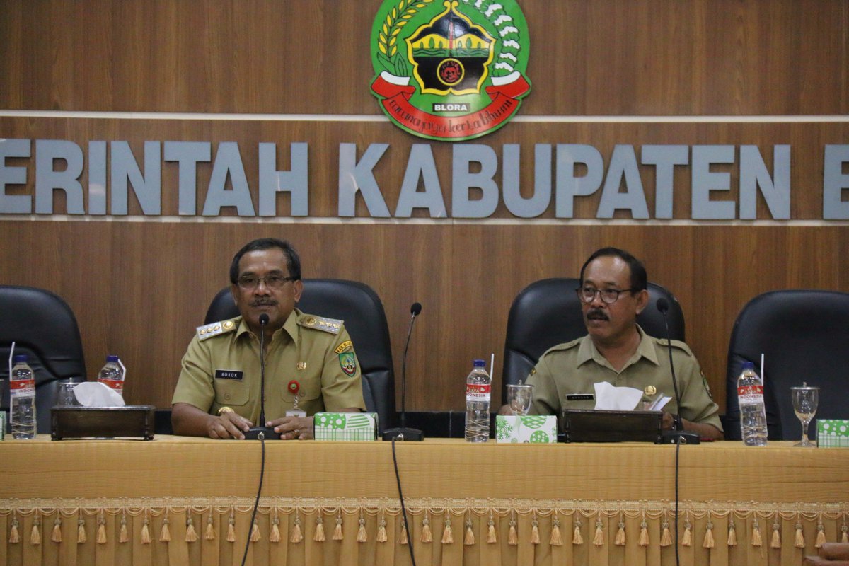 ProkompimBlora's tweet photo. Bupati @Djoko_Arief didampingi Sekda @bdnrmj memimpin Rapat Koordinasi Persiapan Pembahasan KUA-PPAS RAPBD 2018 bersama seluruh Kepala OPD https://t.co/zAN7eYDoiv